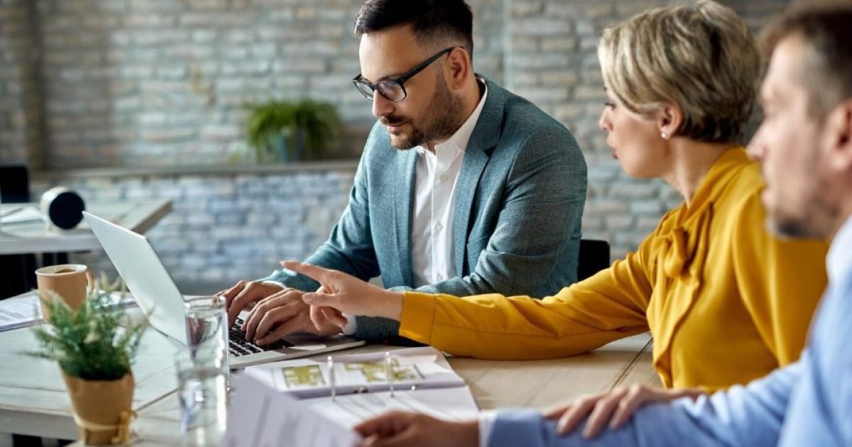 Free-Photo-Free-photo-financial-advisor-working-on-a-computer-while-having-a-meeting-with-a-couple-in-the-office (1)