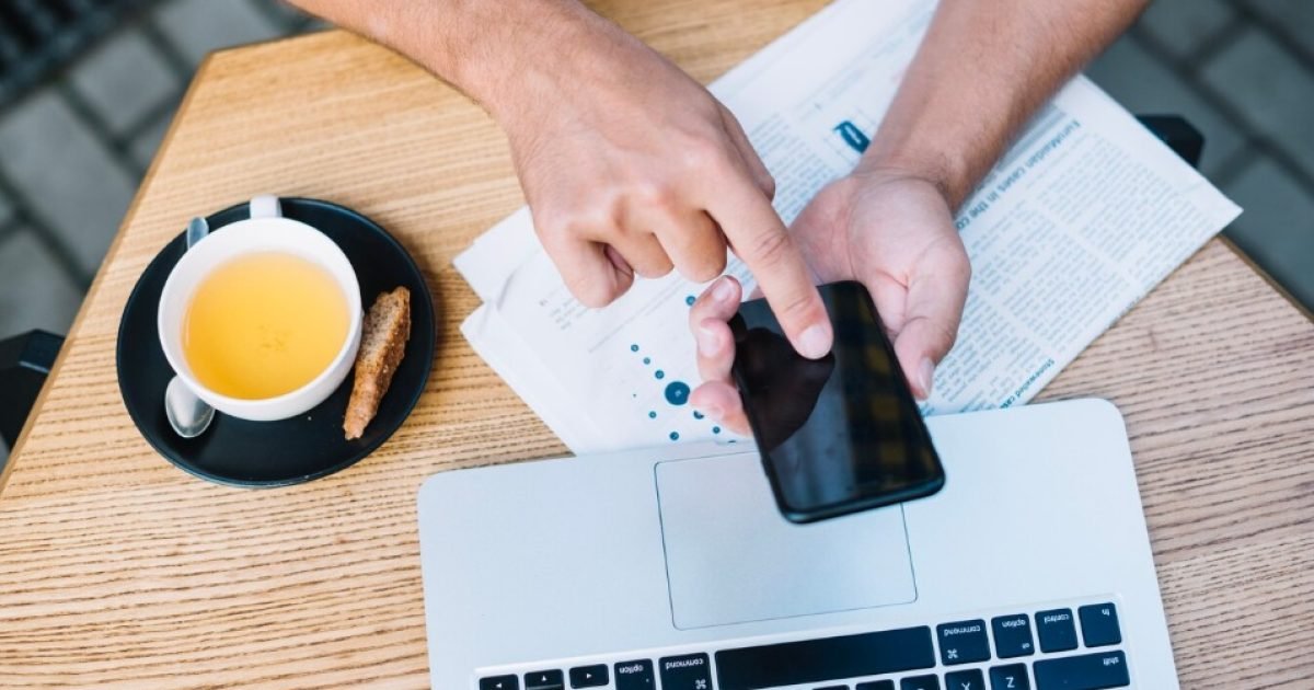 Free-Photo-Free-photo-man-at-table-with-coffee-and-gadgets (1)